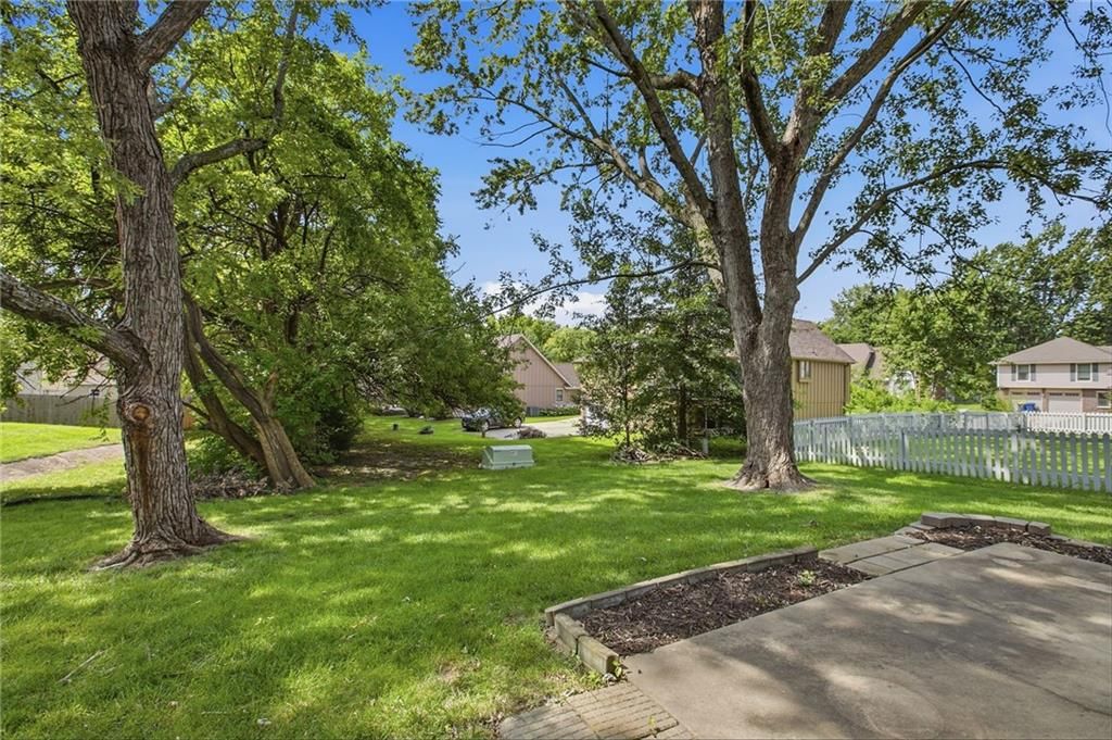 Photo 38 of 39 - 1103 SE 5th Terrace, Lee's Summit, MO 64063