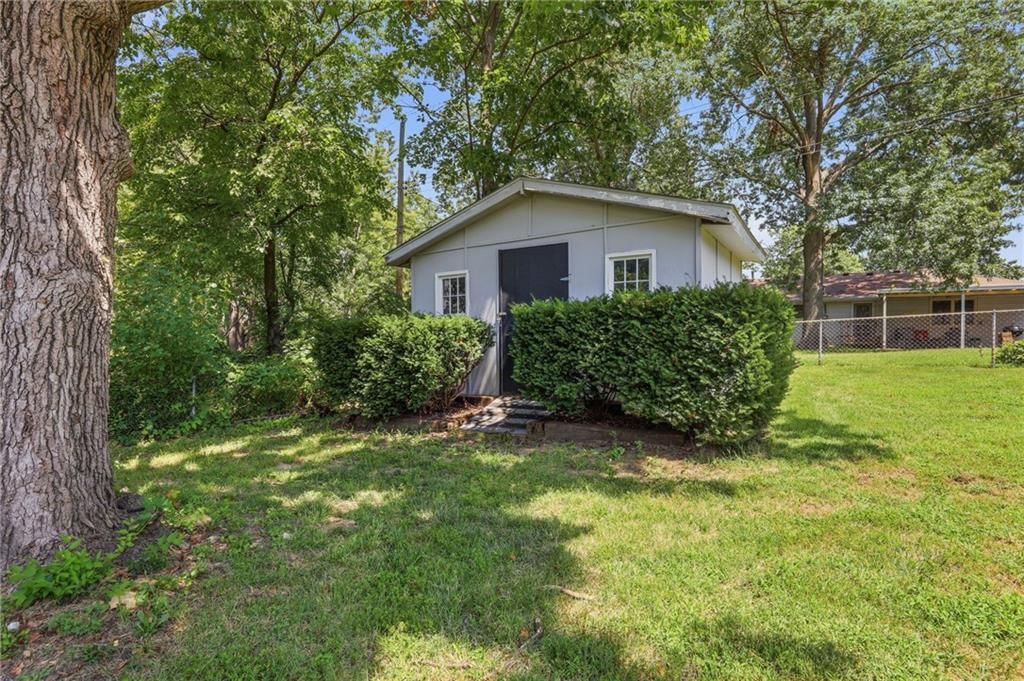 8815 N Grand Avenue — photo 27
