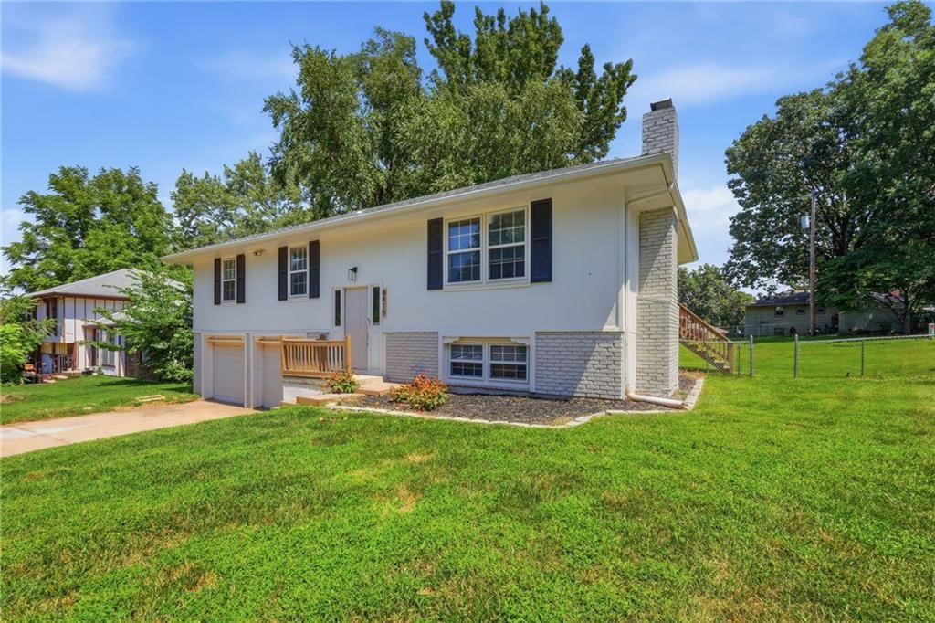 8815 N Grand Avenue — photo 31