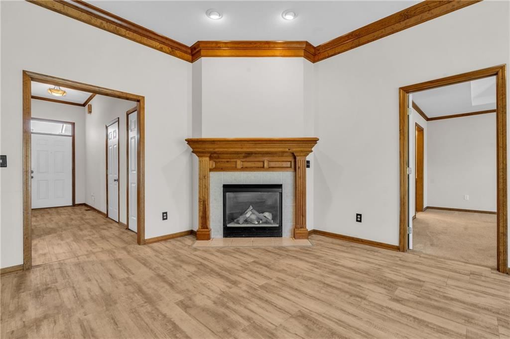 Photo 5 of 43, 9613 N Locust Drive, Kansas City, MO 64155