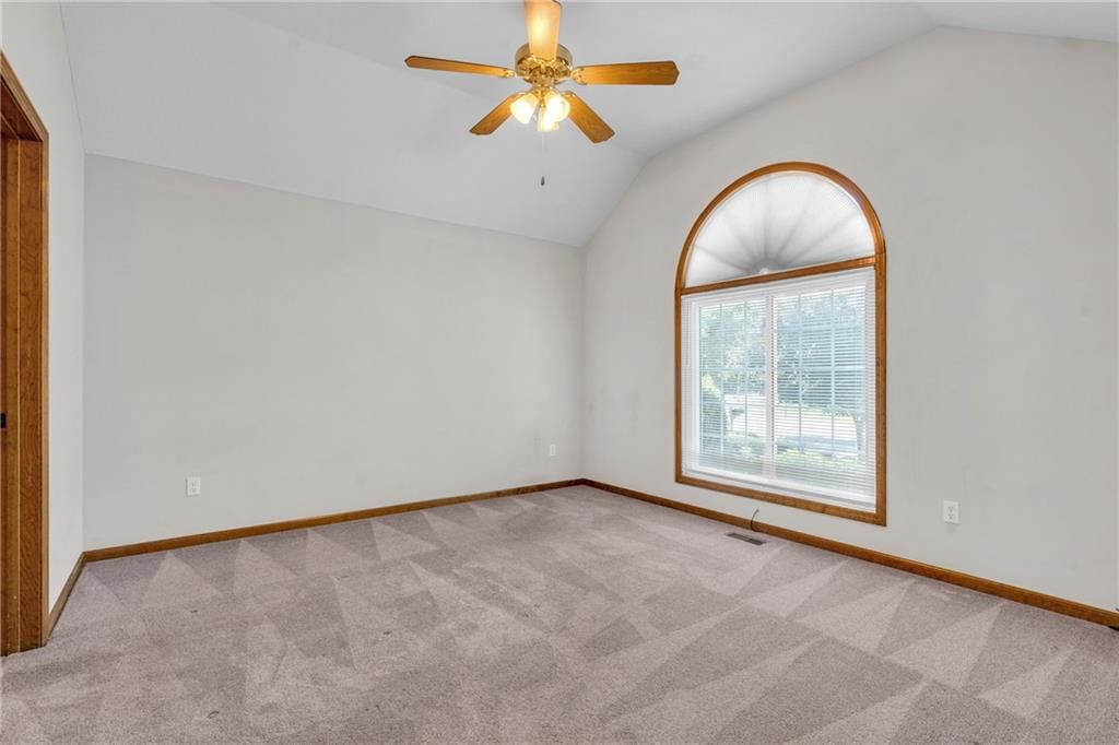 Photo 6 of 43 - 9613 N Locust Drive, Kansas City, MO 64155