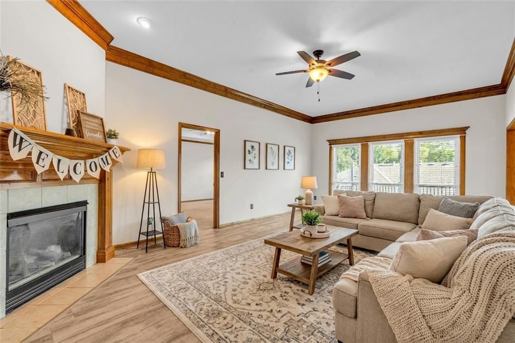 Photo 10 of 43, 9613 N Locust Drive, Kansas City, MO 64155