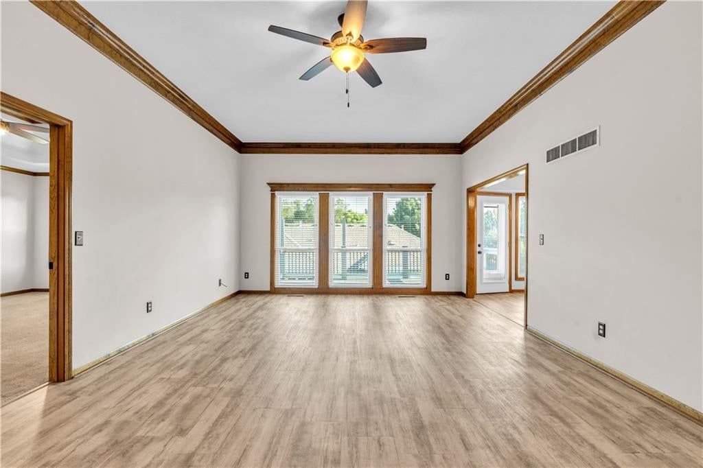 Photo 12 of 43 - 9613 N Locust Drive, Kansas City, MO 64155