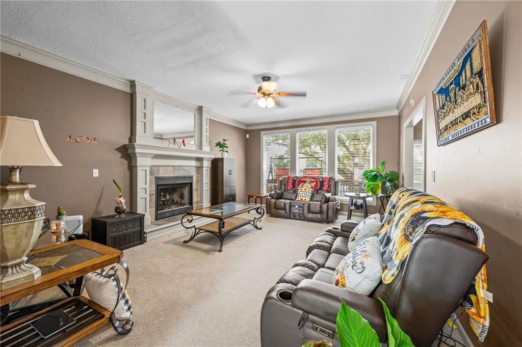 Photo 5 of 43 - 5924 NE Turquoise Drive, Lee's Summit, MO 64064