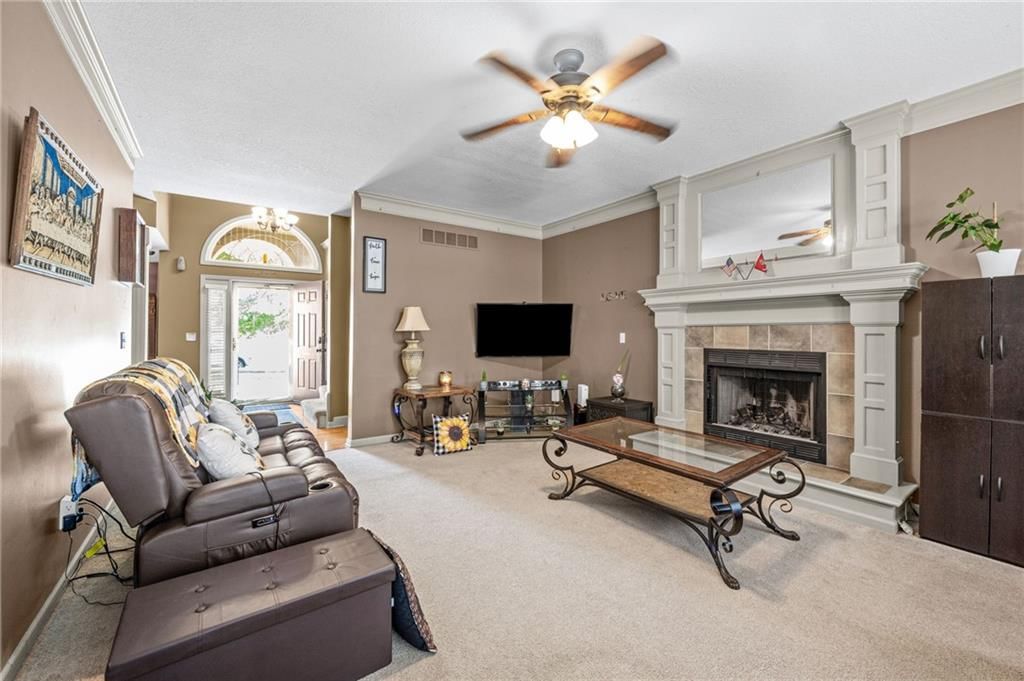 Photo 6 of 43 - 5924 NE Turquoise Drive, Lee's Summit, MO 64064