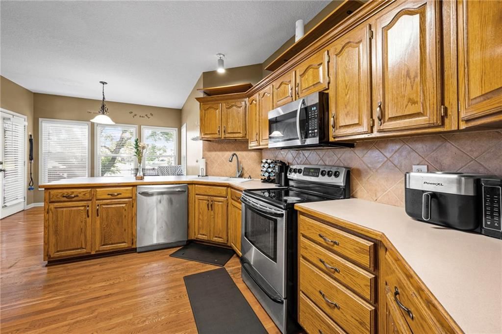 Photo 10 of 43 - 5924 NE Turquoise Drive, Lee's Summit, MO 64064