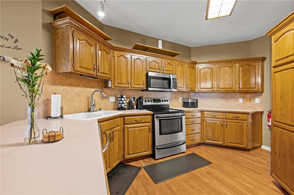 Photo 11 of 43 - 5924 NE Turquoise Drive, Lee's Summit, MO 64064