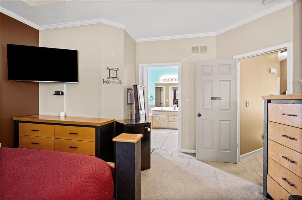 Photo 15 of 43 - 5924 NE Turquoise Drive, Lee's Summit, MO 64064