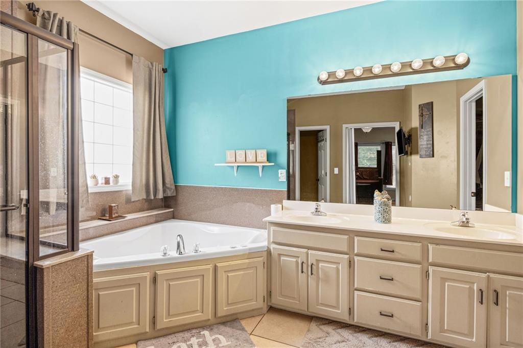 Photo 16 of 43 - 5924 NE Turquoise Drive, Lee's Summit, MO 64064