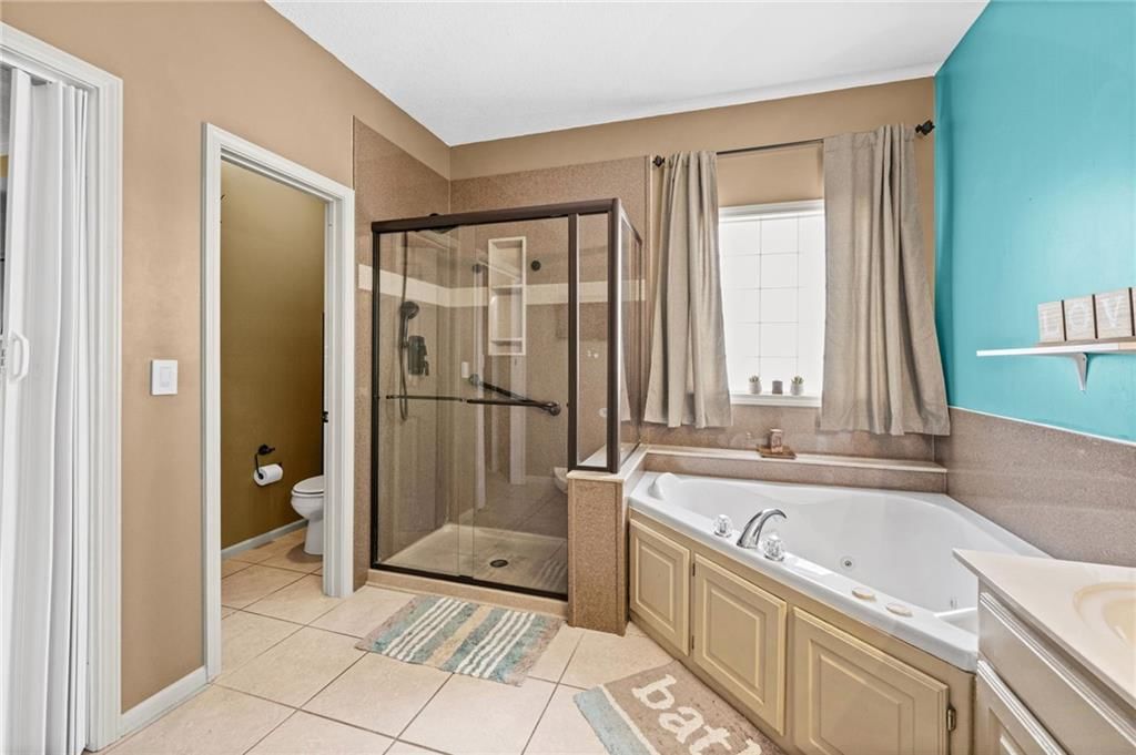 Photo 17 of 43 - 5924 NE Turquoise Drive, Lee's Summit, MO 64064