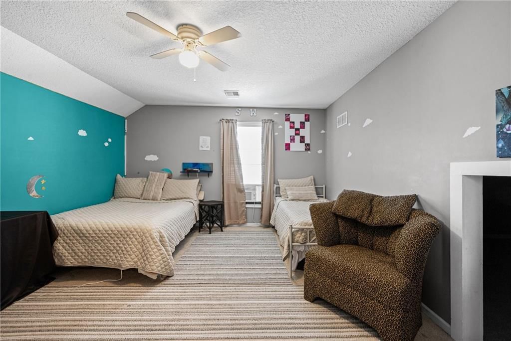 Photo 21 of 43 - 5924 NE Turquoise Drive, Lee's Summit, MO 64064