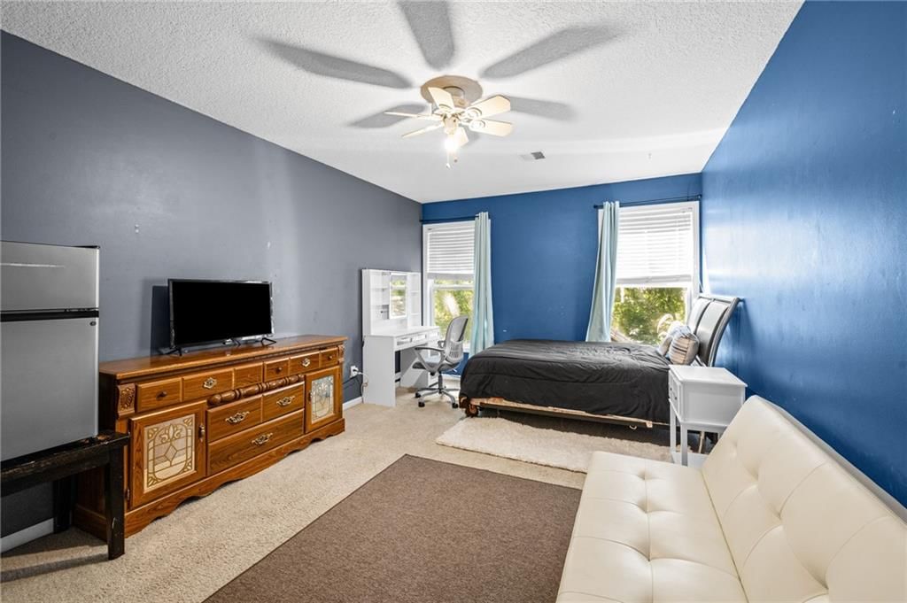 Photo 23 of 43 - 5924 NE Turquoise Drive, Lee's Summit, MO 64064