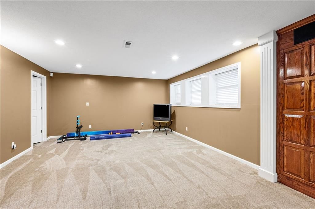 Photo 26 of 43 - 5924 NE Turquoise Drive, Lee's Summit, MO 64064