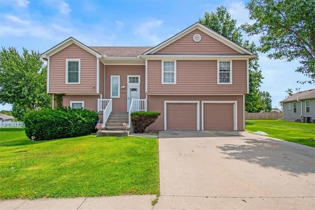 Photo 1 of 25 - 2338 NE Overbrook Drive, Blue Springs, MO 64029