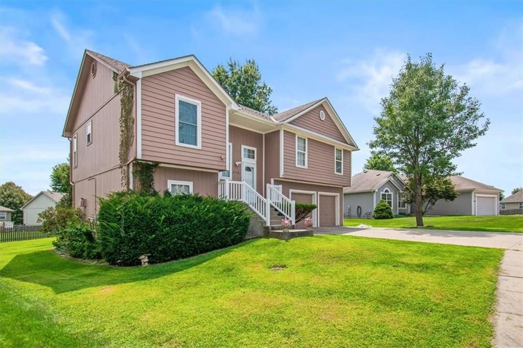 Photo 2 of 25 - 2338 NE Overbrook Drive, Blue Springs, MO 64029