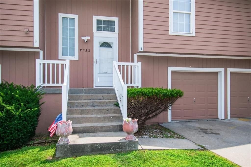 Photo 3 of 25 - 2338 NE Overbrook Drive, Blue Springs, MO 64029