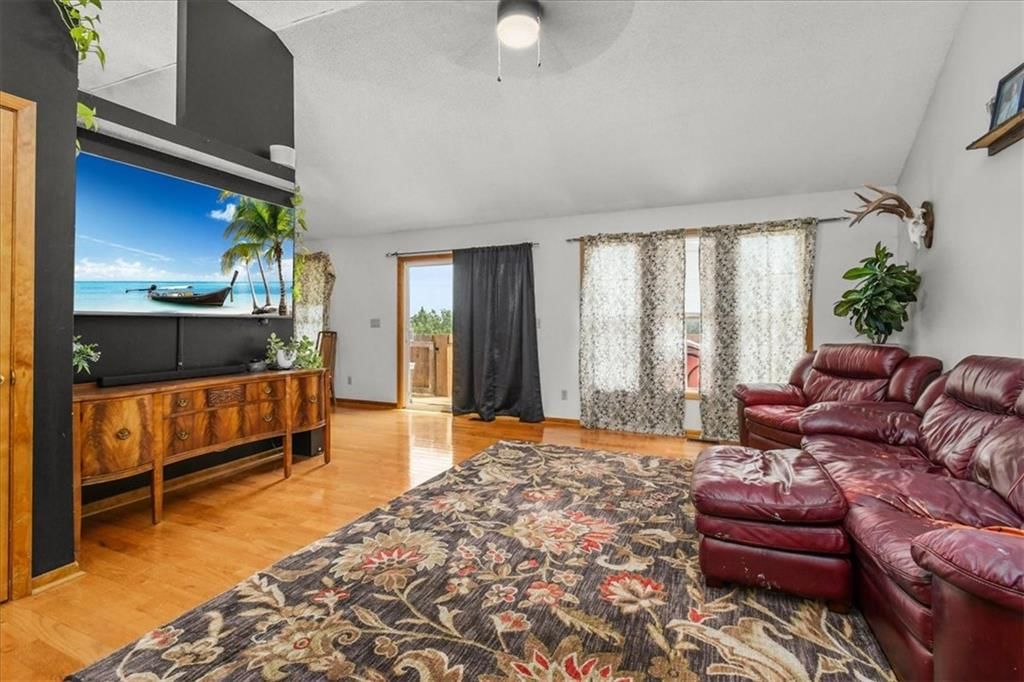 Photo 4 of 25 - 2338 NE Overbrook Drive, Blue Springs, MO 64029