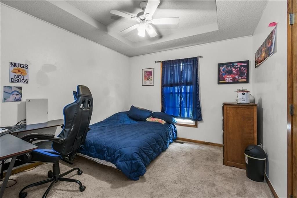 Photo 9 of 25 - 2338 NE Overbrook Drive, Blue Springs, MO 64029