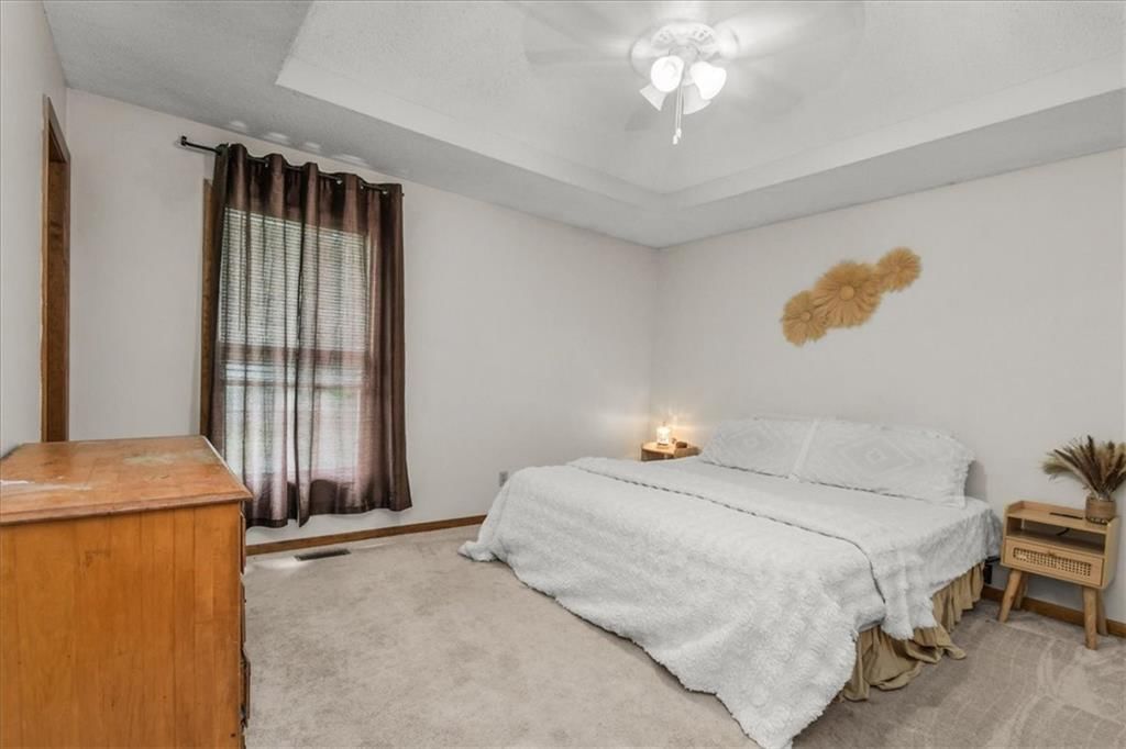 Photo 10 of 25 - 2338 NE Overbrook Drive, Blue Springs, MO 64029
