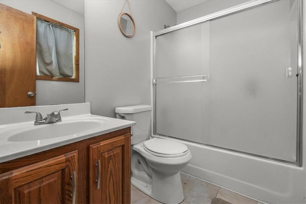 Photo 11 of 25 - 2338 NE Overbrook Drive, Blue Springs, MO 64029