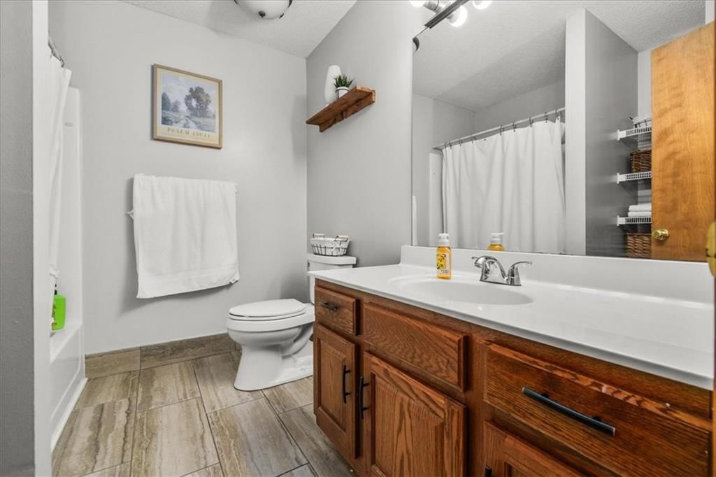 Photo 12 of 25 - 2338 NE Overbrook Drive, Blue Springs, MO 64029