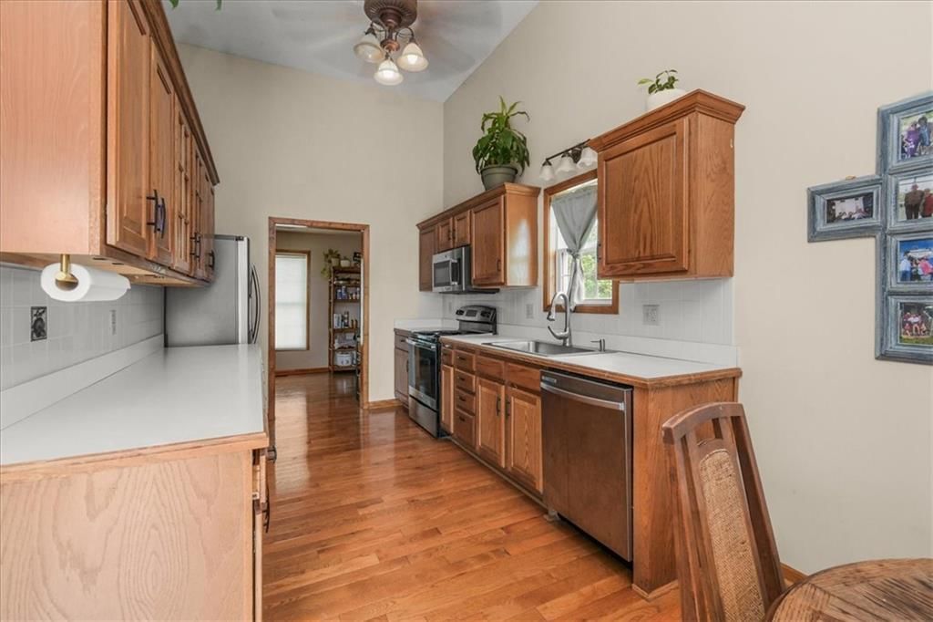 Photo 13 of 25 - 2338 NE Overbrook Drive, Blue Springs, MO 64029
