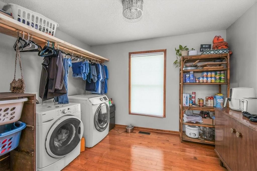 Photo 16 of 25 - 2338 NE Overbrook Drive, Blue Springs, MO 64029