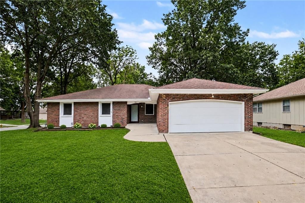 821 NE Cedar Street, Lee's Summit, MO: listing photo 2