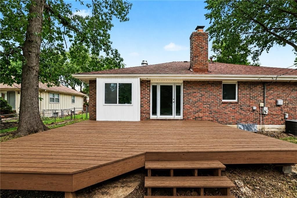 Photo 4 of 33 - 821 NE Cedar Street, Lee's Summit, MO 64086