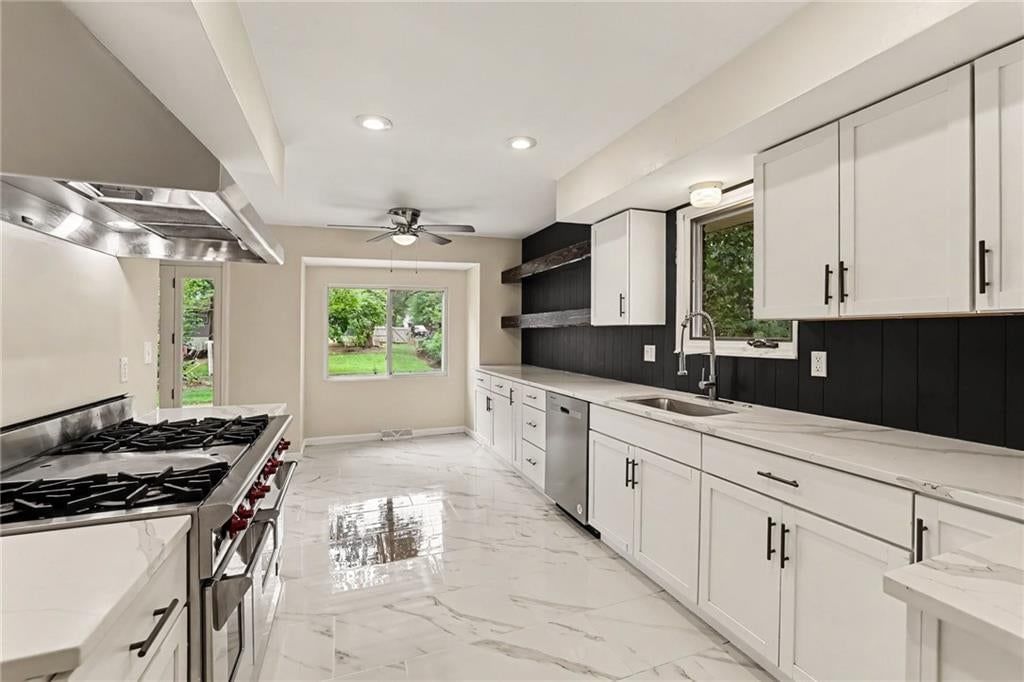 Photo 5 of 33 - 821 NE Cedar Street, Lee's Summit, MO 64086