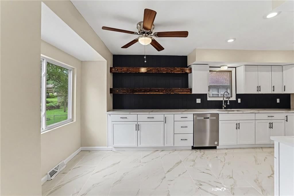 Photo 6 of 33, 821 NE Cedar Street, Lee's Summit, MO 64086