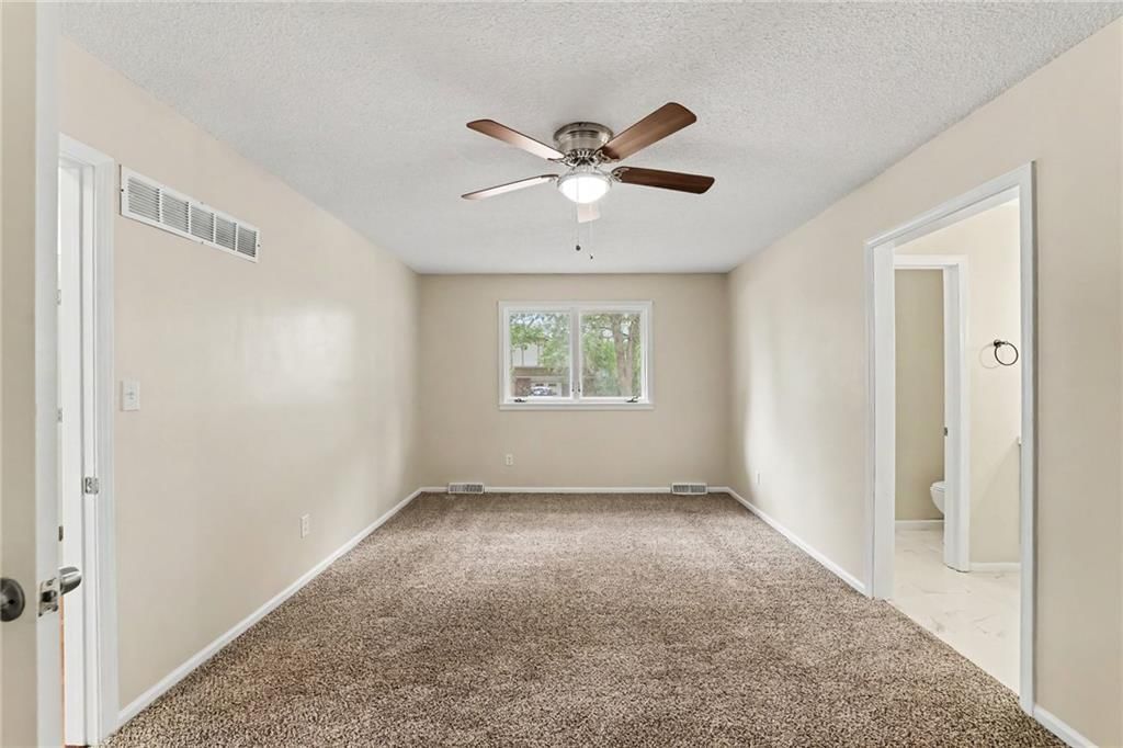 Photo 14 of 33 - 821 NE Cedar Street, Lee's Summit, MO 64086