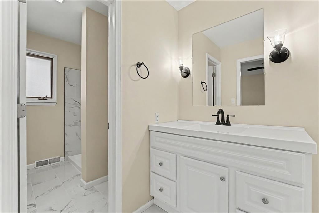 Photo 15 of 33, 821 NE Cedar Street, Lee's Summit, MO 64086