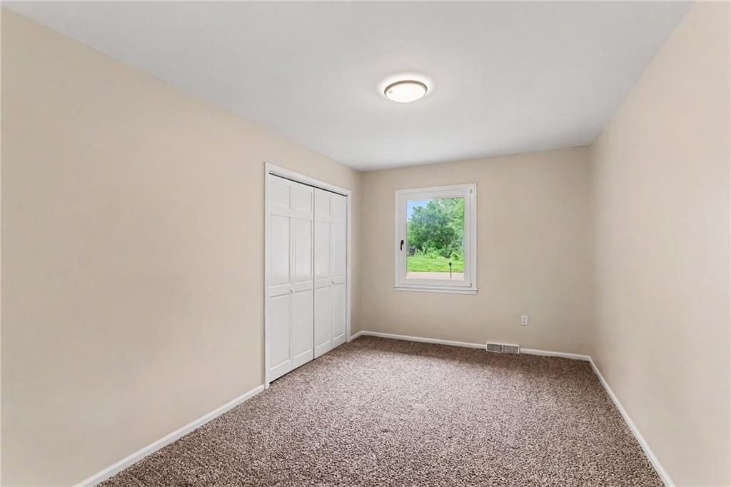 Photo 17 of 33 - 821 NE Cedar Street, Lee's Summit, MO 64086