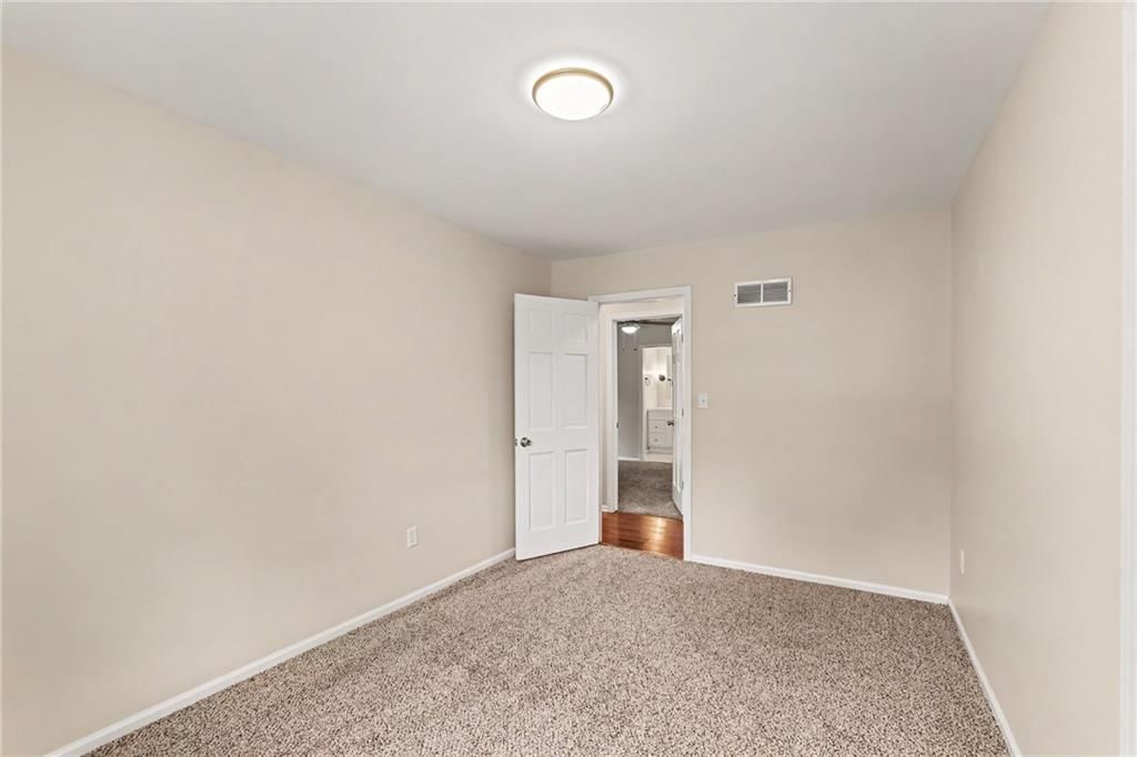 Photo 18 of 33 - 821 NE Cedar Street, Lee's Summit, MO 64086