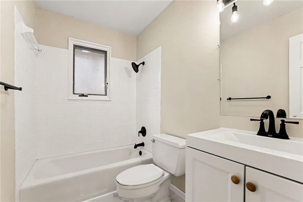 Photo 19 of 33 - 821 NE Cedar Street, Lee's Summit, MO 64086