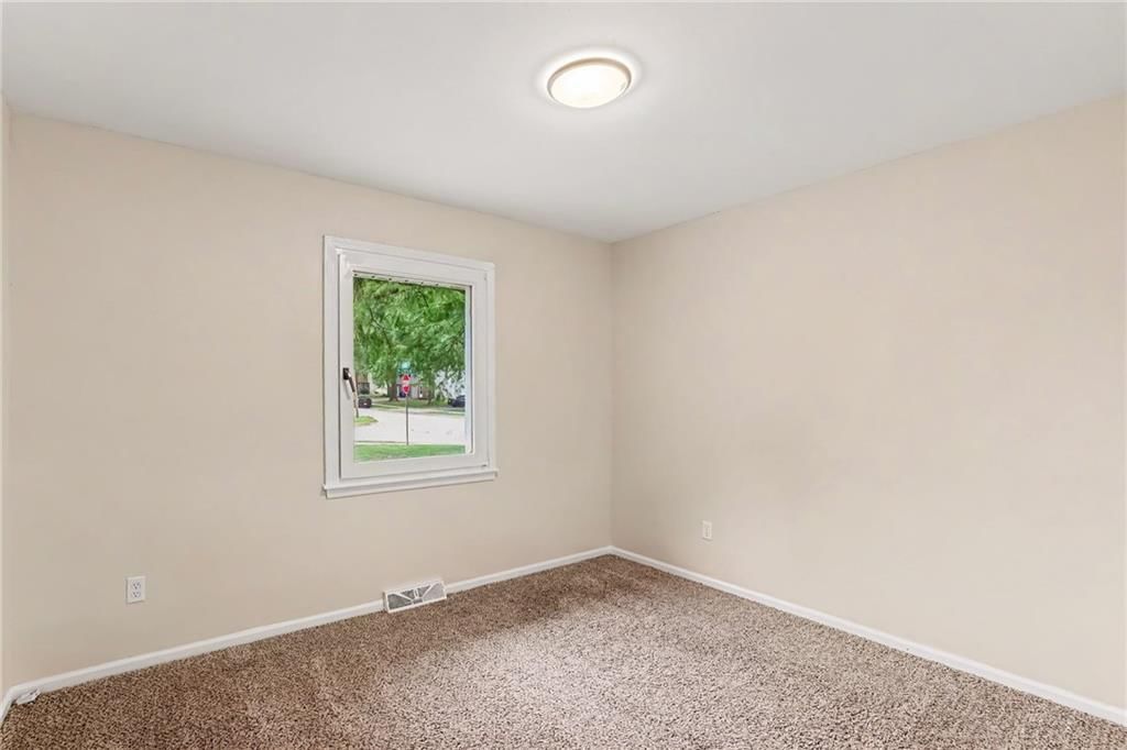 Photo 20 of 33 - 821 NE Cedar Street, Lee's Summit, MO 64086