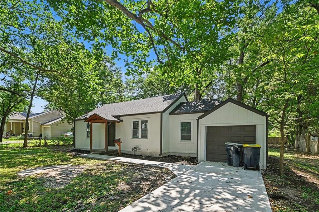11220 Applewood Drive — photo 2