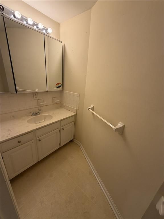 401 E 90th Terrace — photo 7