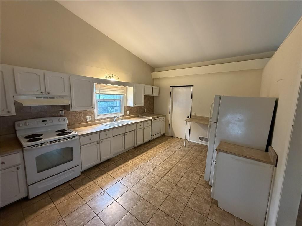 401 E 90th Terrace — photo 12