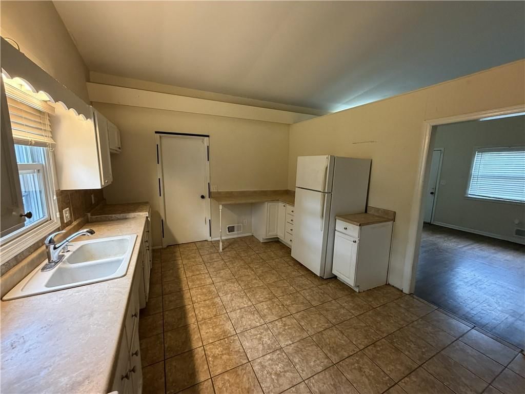 401 E 90th Terrace — photo 13