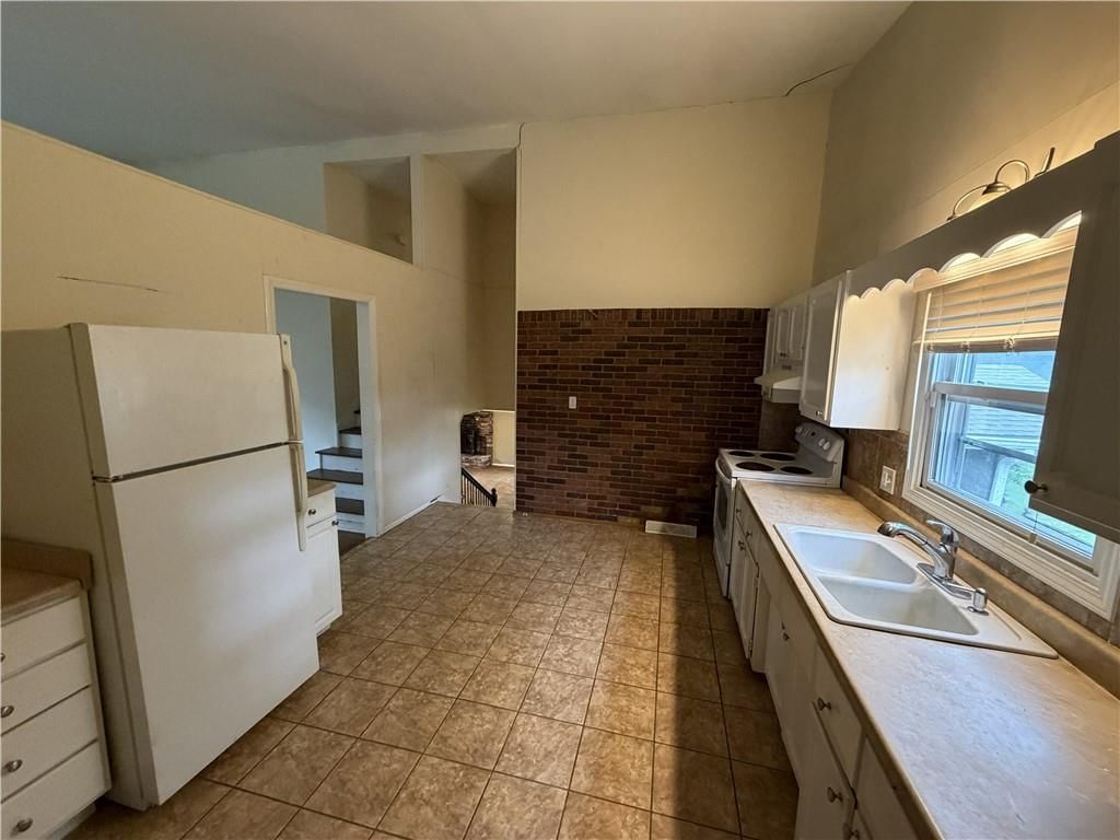 401 E 90th Terrace — photo 14