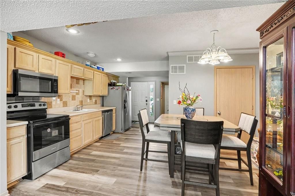 Photo 11 of 33 - 8155 N Lawn Avenue, Kansas City, MO 64119