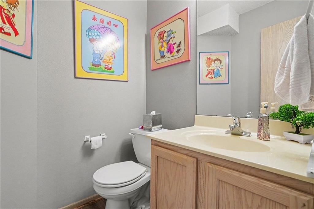 Photo 16 of 33 - 8155 N Lawn Avenue, Kansas City, MO 64119