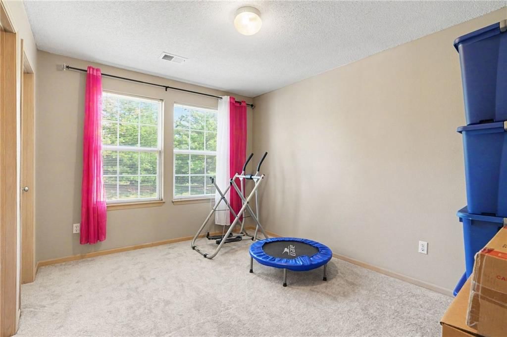 Photo 18 of 33 - 8155 N Lawn Avenue, Kansas City, MO 64119