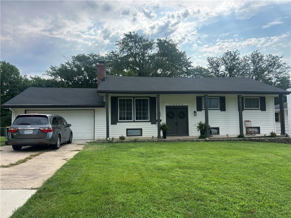 10923 Myrtle Avenue — photo 1