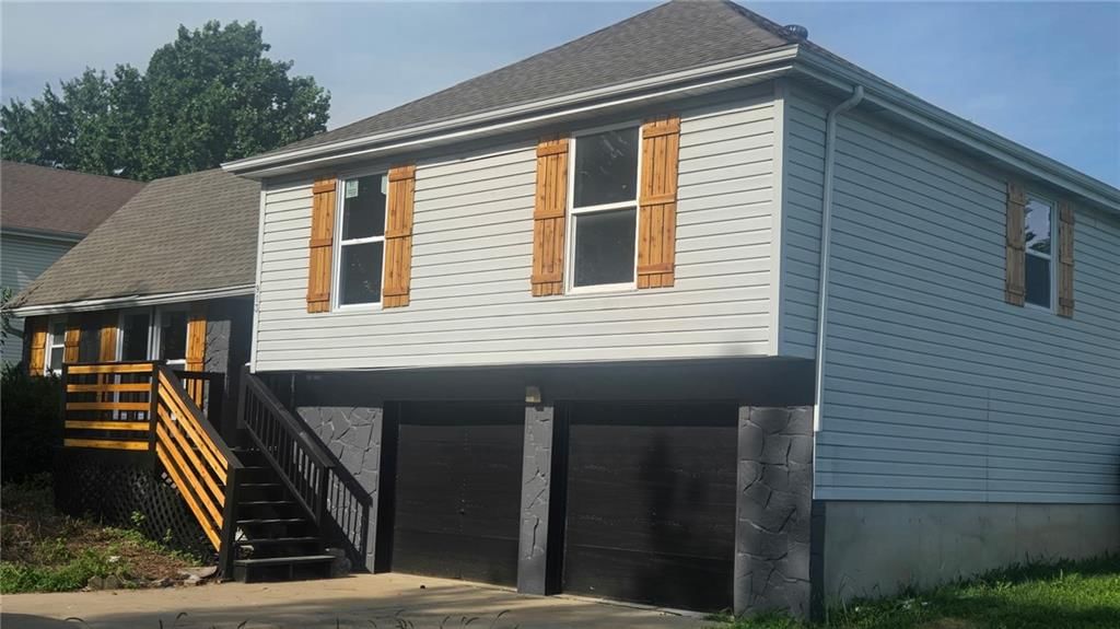 913 NW 37th Street, Blue Springs, MO: listing photo 2