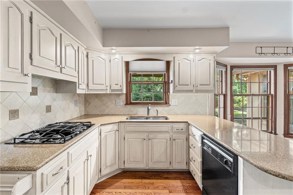 Photo 13 of 45 - 4965 Somerset Drive, Prairie Village, KS 66207