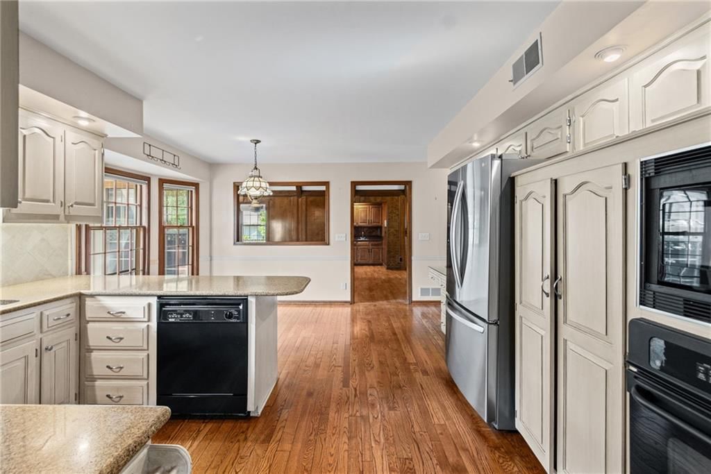 Photo 14 of 45 - 4965 Somerset Drive, Prairie Village, KS 66207