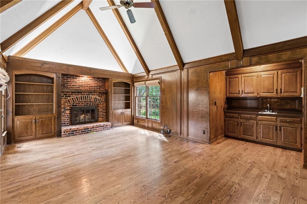 Photo 16 of 45 - 4965 Somerset Drive, Prairie Village, KS 66207